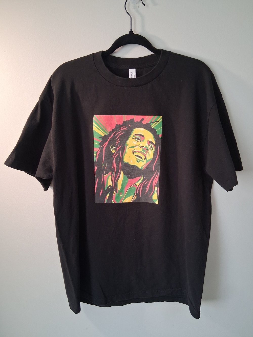 Bob Marley Graphic Tee – Vibrant Rasta Pop Art Portrait (Size XL)